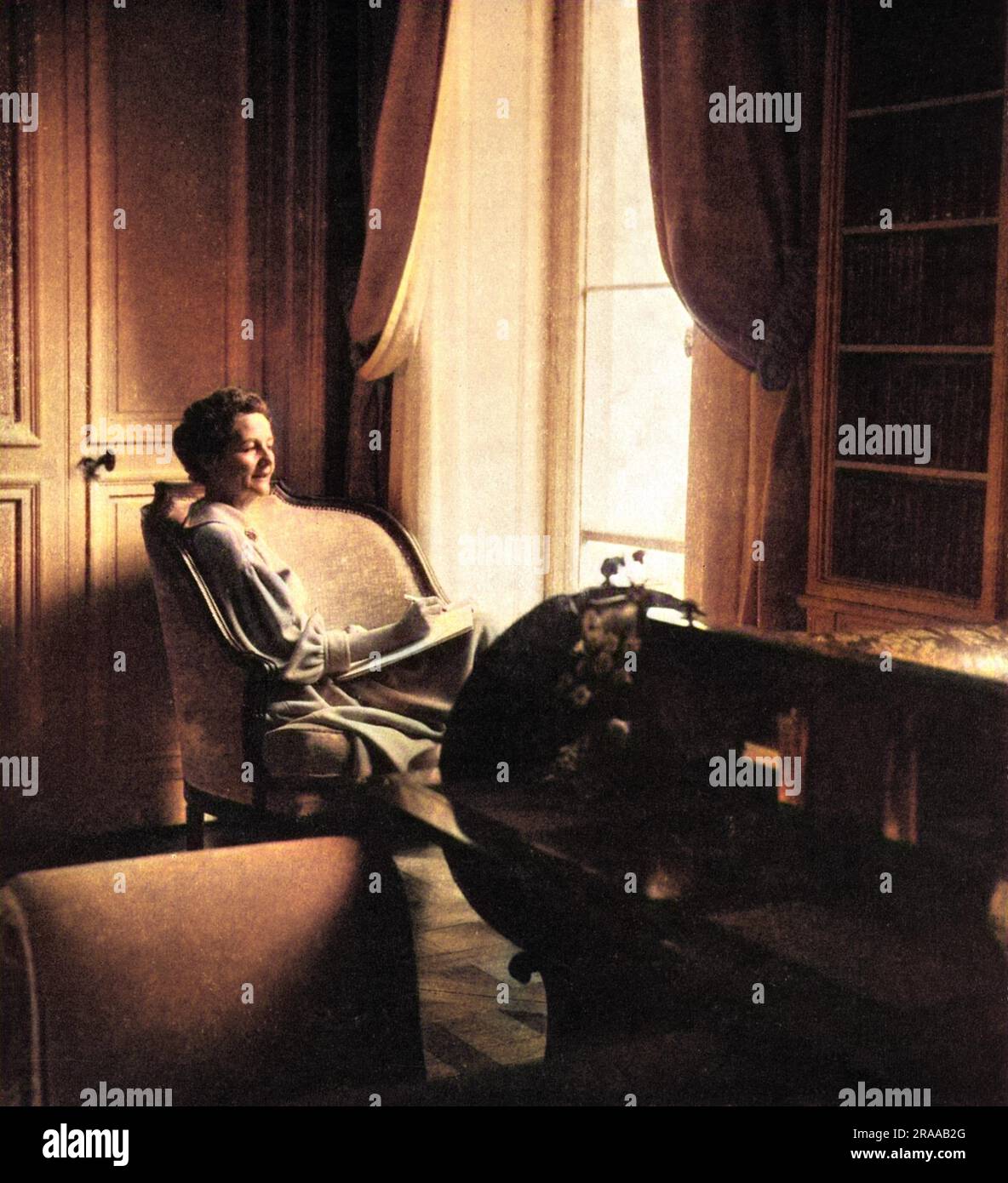 Nancy Mitford (1904 - 1973), scrittore di fumetti e biografia storica e maggiore delle sei sorelle Mitford, raffigurato nel suo appartamento a Parigi, parte di un lungometraggio sulle donne inglesi che vivono in Francia nel The Tatler, 1960. Data: 1960 Foto Stock
