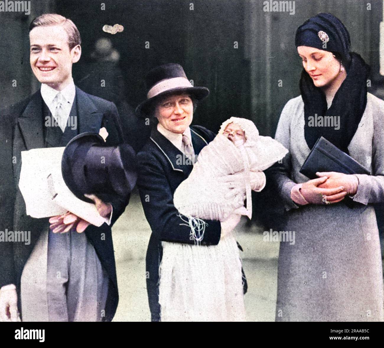 Mr and the Hon. Mrs Bryan Guiness (l'ex Diana Freeman Mitford), nella foto al battesimo del loro figlio maggiore, Jonathan Bryan, a St. Margaret, Westminster. I suoi padrini furono Evelyn Waugh, Randolph Churchill, Peregrine Willoughby, Cecilia Keppel e Miss Rosemary Mitford. Il bambino viene visto trattenuto dalla sua infermiera. Data: 1930 Foto Stock