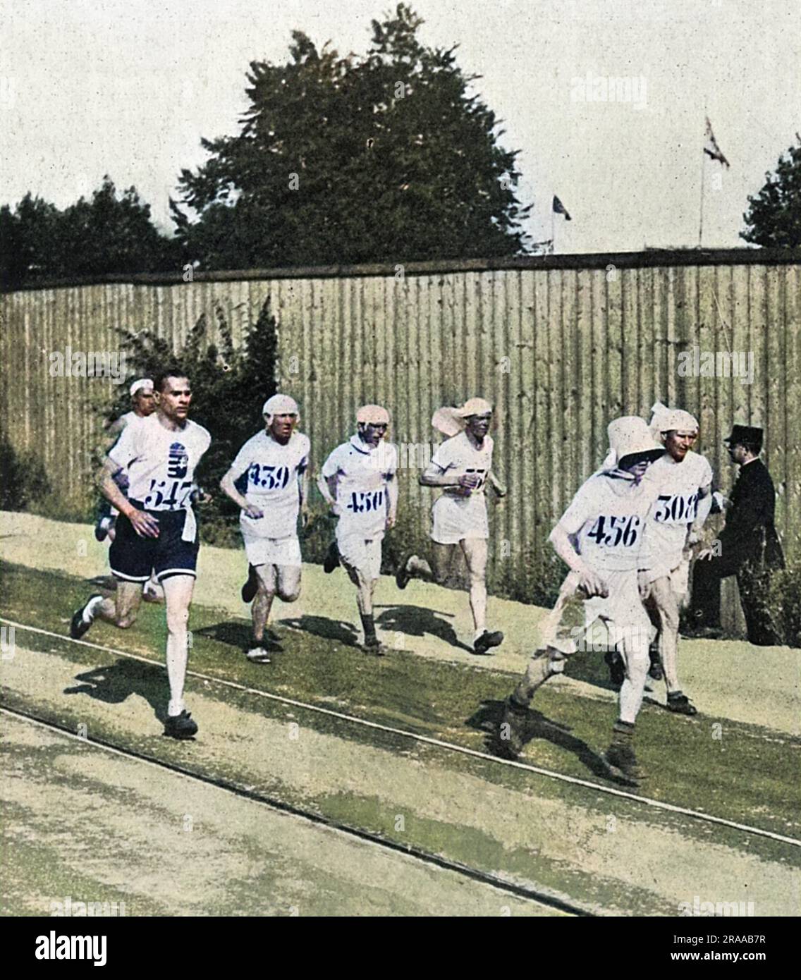 Concorrenti della maratona durante i Giochi Olimpici di Parigi del 1924, con la testa protetta dal sole. La gara è stata vinta da Stenroos di Finlandia. Data: 1924 Foto Stock