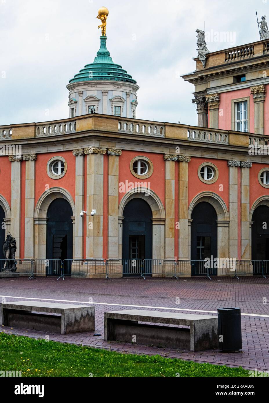 Cortile interno dell'edificio del Parlamento di Stato e cupola del vecchio Municipio, Potsdam, Brandeburgo, Germania Foto Stock