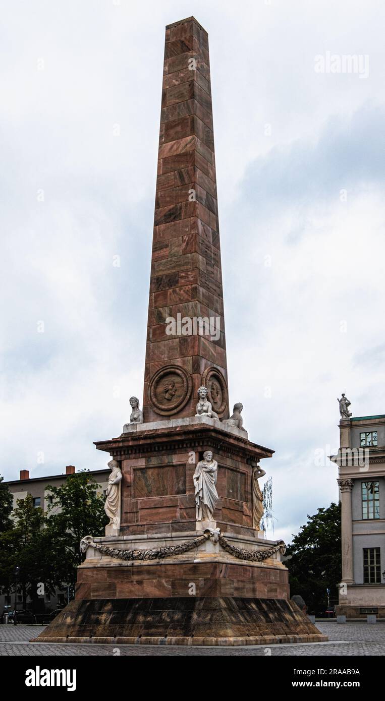 L'obelisco ha medaglioni con ritratti di 4 architetti, 4 sculture di antichi oratori agli angoli e quattro sfingi sopra, Piazza del mercato Vecchia, Potsdam Foto Stock