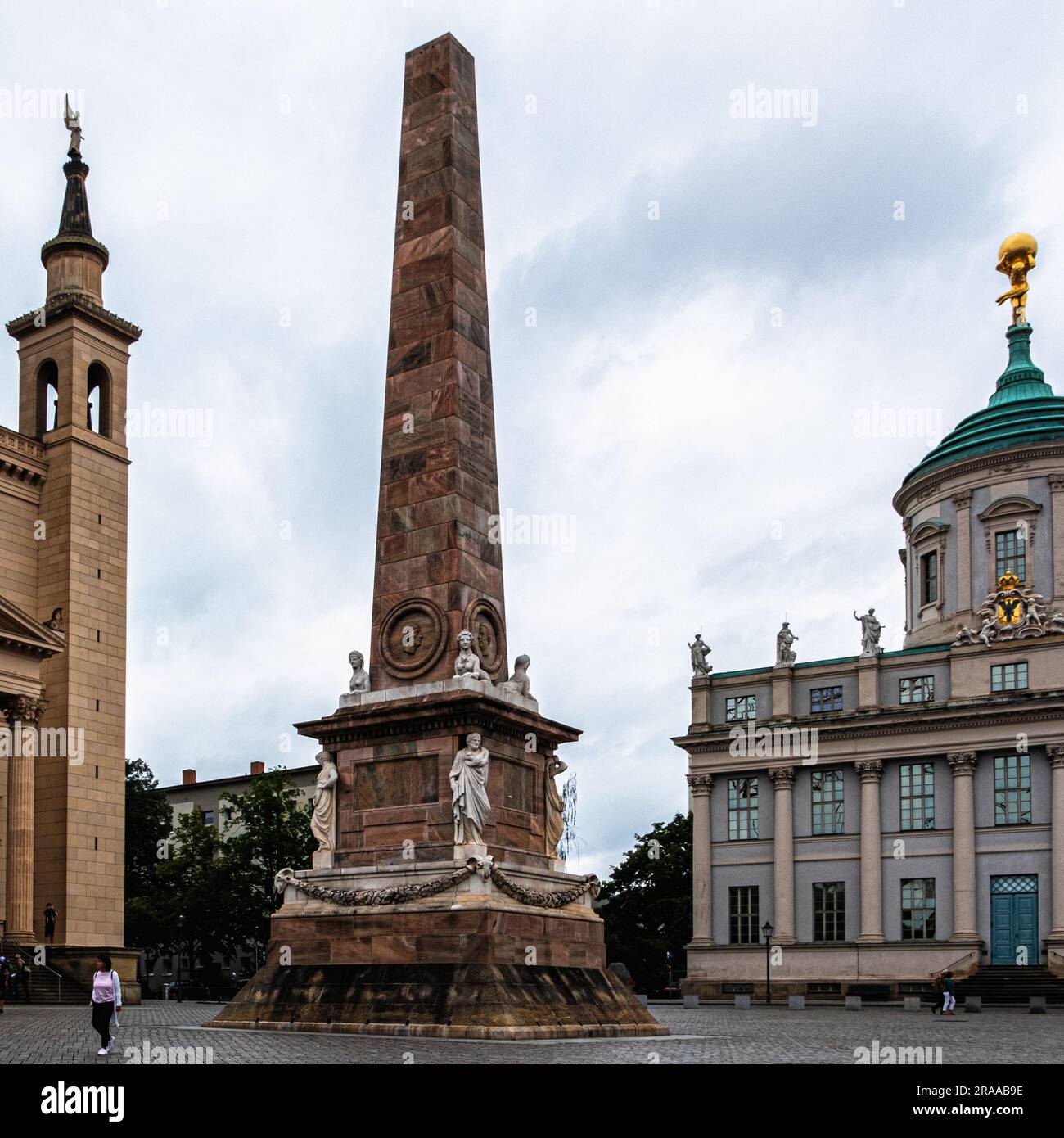 L'obelisco ha medaglioni con ritratti di 4 architetti, 4 sculture di antichi oratori agli angoli e quattro sfingi sopra, Piazza del mercato Vecchia, Potsdam Foto Stock