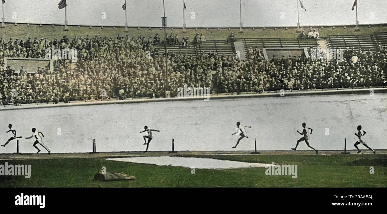 La finale dei 400 metri di ostacoli ai Giochi Olimpici di Amsterdam del 1928, mostrando Lord Burghley silhouetted contro le banche concrete dello stadio che gareggia verso una vittoria della medaglia d'oro. David George Brownlow Cecil, 6th Marchese di Exeter (1905 - 1981), Lord Burghley è stato un atleta, ufficiale sportivo e politico conservatore di partito. Come atleta, Burghley era un praticante molto appassionato che ha messo matchbox sugli ostacoli e si è esercitato a bussare sopra i matchbox con il suo piede di piombo senza toccare l'ostacolo. Nel 1927, il suo ultimo anno al Magdalene College di Cambridge, ha stupito i colleghi di s. Foto Stock