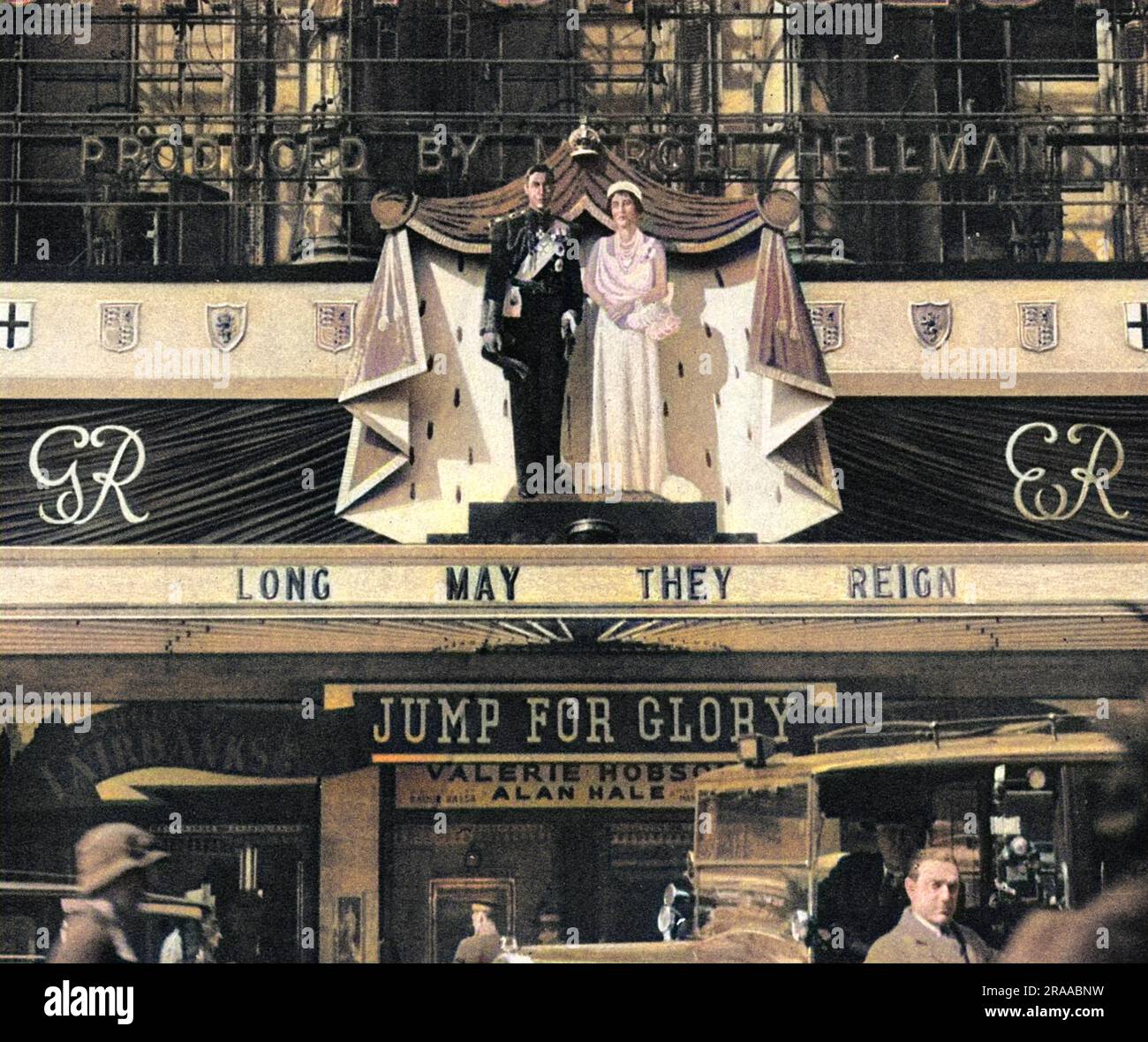 Tra le decorazioni a Londra ispirate all'incoronazione di re Giorgio vi e della regina Elisabetta vi vi erano queste effigie a grandezza naturale della coppia reale, il punto focale delle elaborate decorazioni sulla facciata del London Pavilion. Data: 1937 Foto Stock