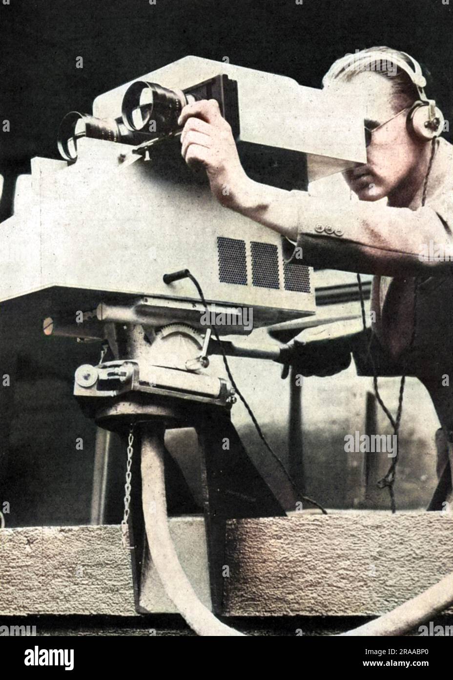 Telecamere televisive in azione al Lawn Tennis Championships a Wimbledon nel 1937, che fu trasmesso per la prima volta quell'anno. Data: 1937 Foto Stock
