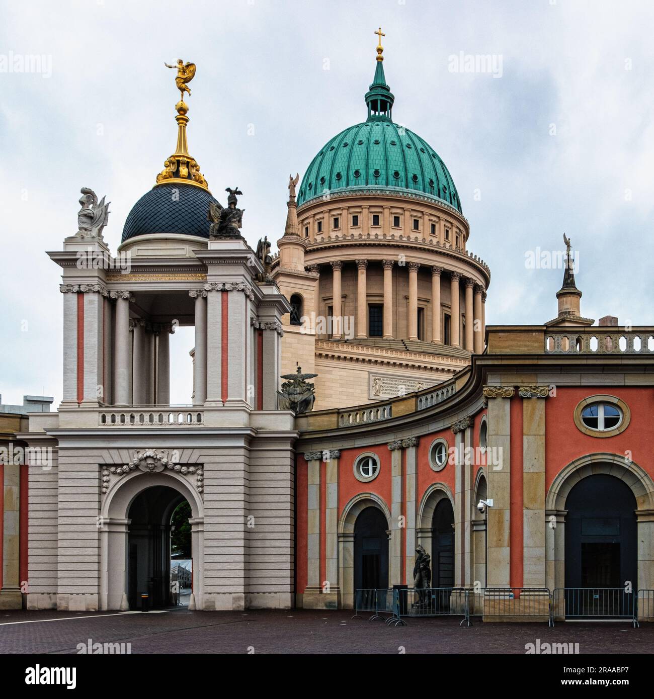 Ingresso del portale fortuna dell'edificio del Parlamento statale e cupola verde di St Chiesa di Nikolaikirche, Potsdam, Brandeburgo, Germania Foto Stock