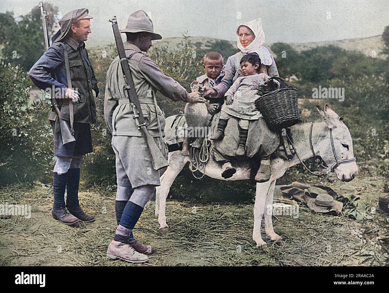 I soldati australiani nella foto offrono acqua ai bambini di campagna durante la campagna dei Dardanelli del 1915. Data: 1915 Foto Stock