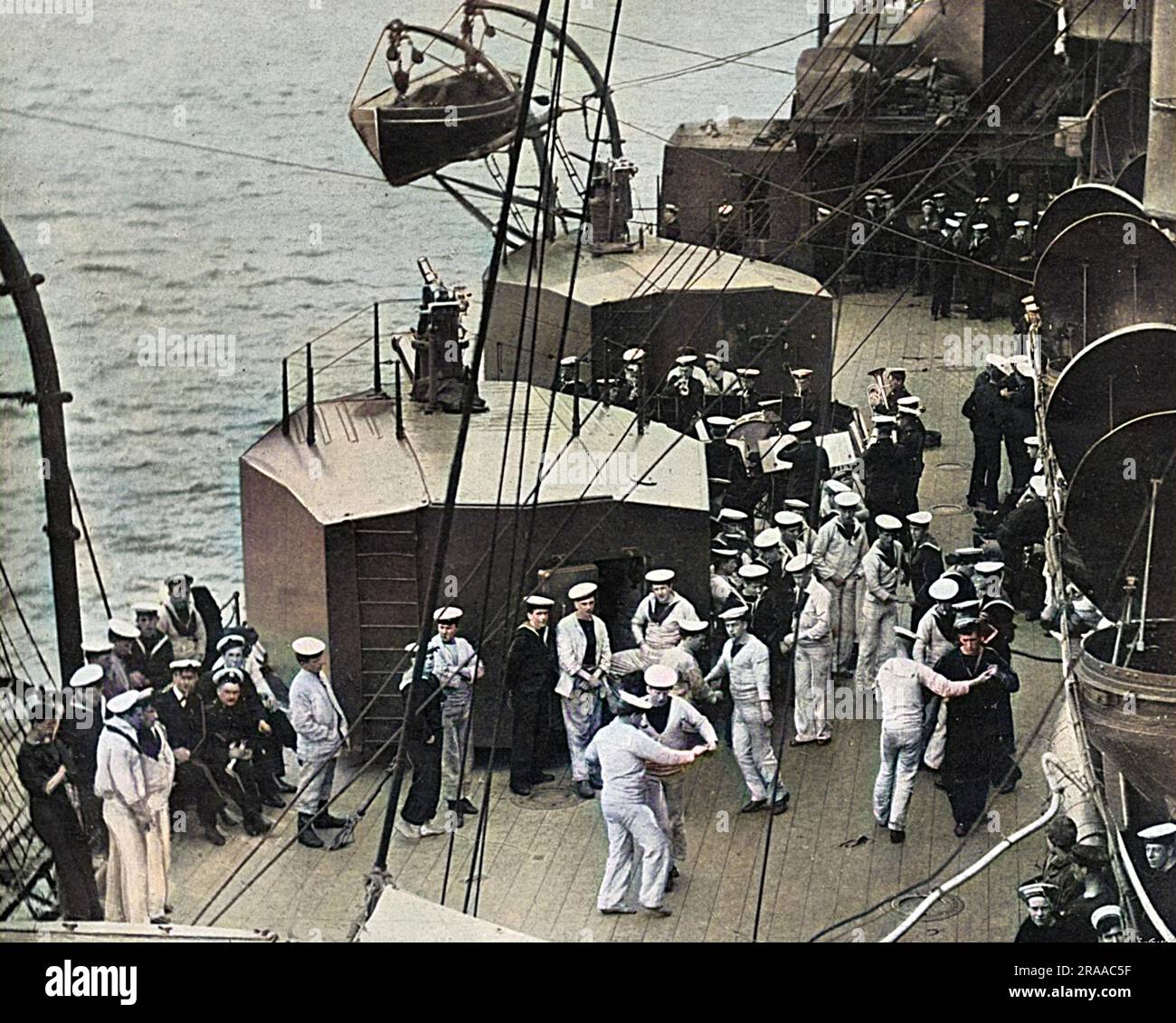 L'ora di svago di Jack in tempo di guerra animata dalle tensioni della banda della nave. I marinai britannici su una nave non identificata si rilassano a bordo ballando. Data: 1916 Foto Stock