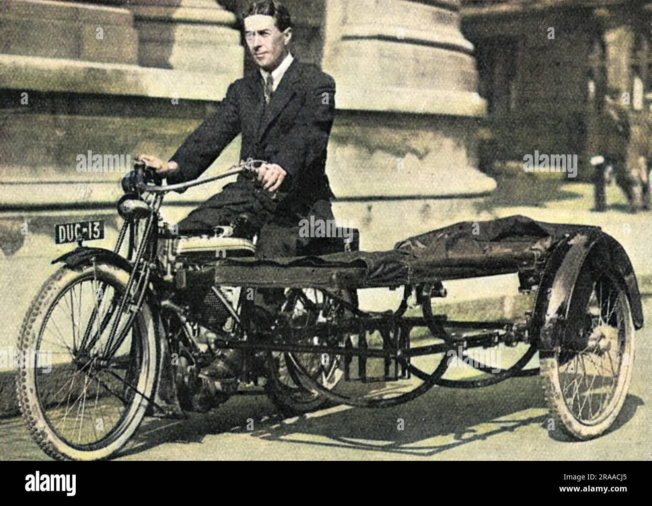 Una motocicletta con side car convertita in ambulanza, fuori dal War Office a Londra. Molti di questi veicoli erano già in uso nella parte anteriore all'epoca. Data: 1914 Foto Stock