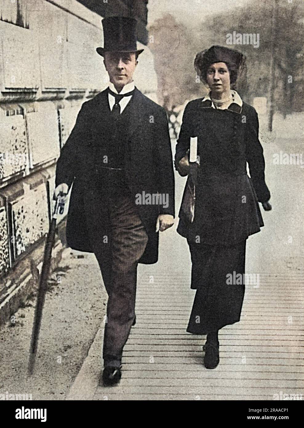 REGINALD McKenna (1863 - 1943) banchiere britannico e politico liberale, in qualità di ministro degli interni e Cancelliere dello Scacchiere durante la premiership di Asquith, nella foto con sua moglie, l'ex Miss Pamela Margaret Jekyll, Nel suo viaggio per fare il suo discorso sul bilancio di guerra nel settembre 1915, dove dovette prevedere un enorme budget di 1.590.000 sterline. Data: 1915 Foto Stock