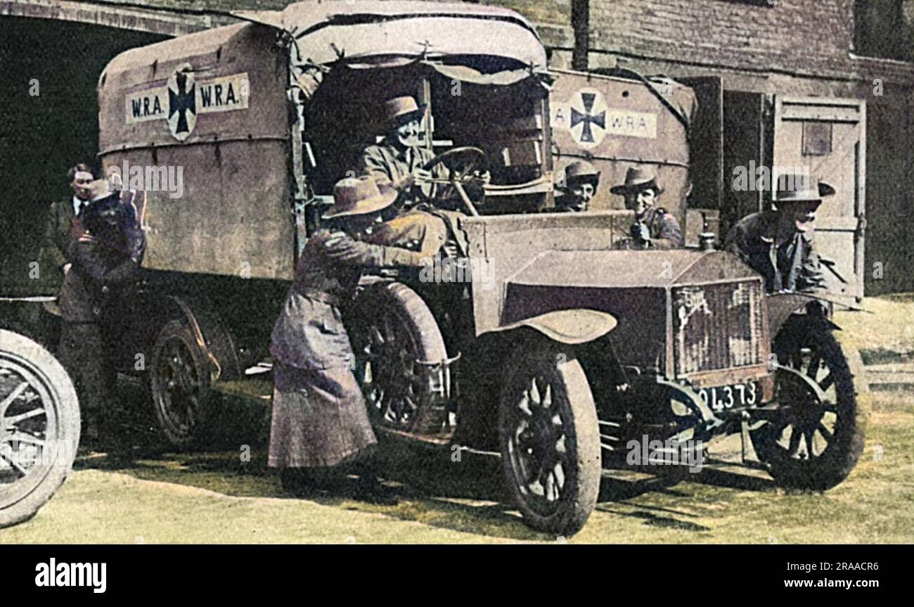 Le ragazze della Banca di risparmio dell'ufficio postale a Blythe Road, West Kensington come parte dell'ambulanza della riserva delle donne, con uno del loro numero, Yates tenente, si sono dirette per i Dardanelli come driver di trasporto del motore. Data: 1915 Foto Stock