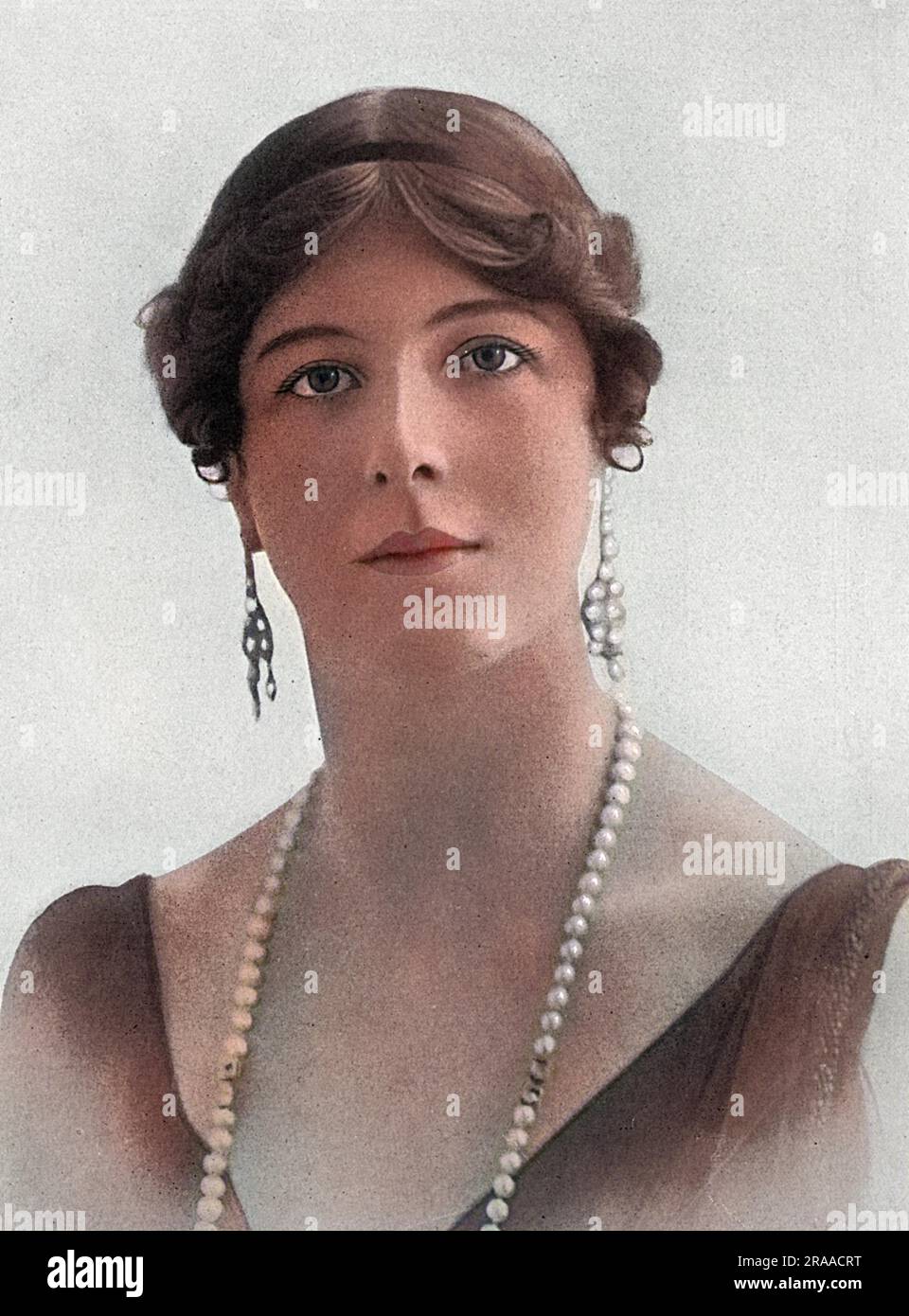 Edith Vane-Tempest-Stewart, marchesa di Londonderry DBE (3 dicembre 1878 – 23 aprile 1959), nota hostess della società, e, durante la prima guerra mondiale direttore della Legione delle donne (originariamente WVR - Women's Volunteer Reserve), interessandosi alla sezione di cucina militare. La magnifica Londonderry House a Park Lane fu trasformata in un ospedale militare durante la guerra, così come due delle sedi di campagna di Lord Londonderry. Lady Londonderry era precedentemente Edith Helen Chaplin e sposò Charles Vane-Tempest-Stewart, visconte Castlereagh nel 1899. Data: 1917 Foto Stock