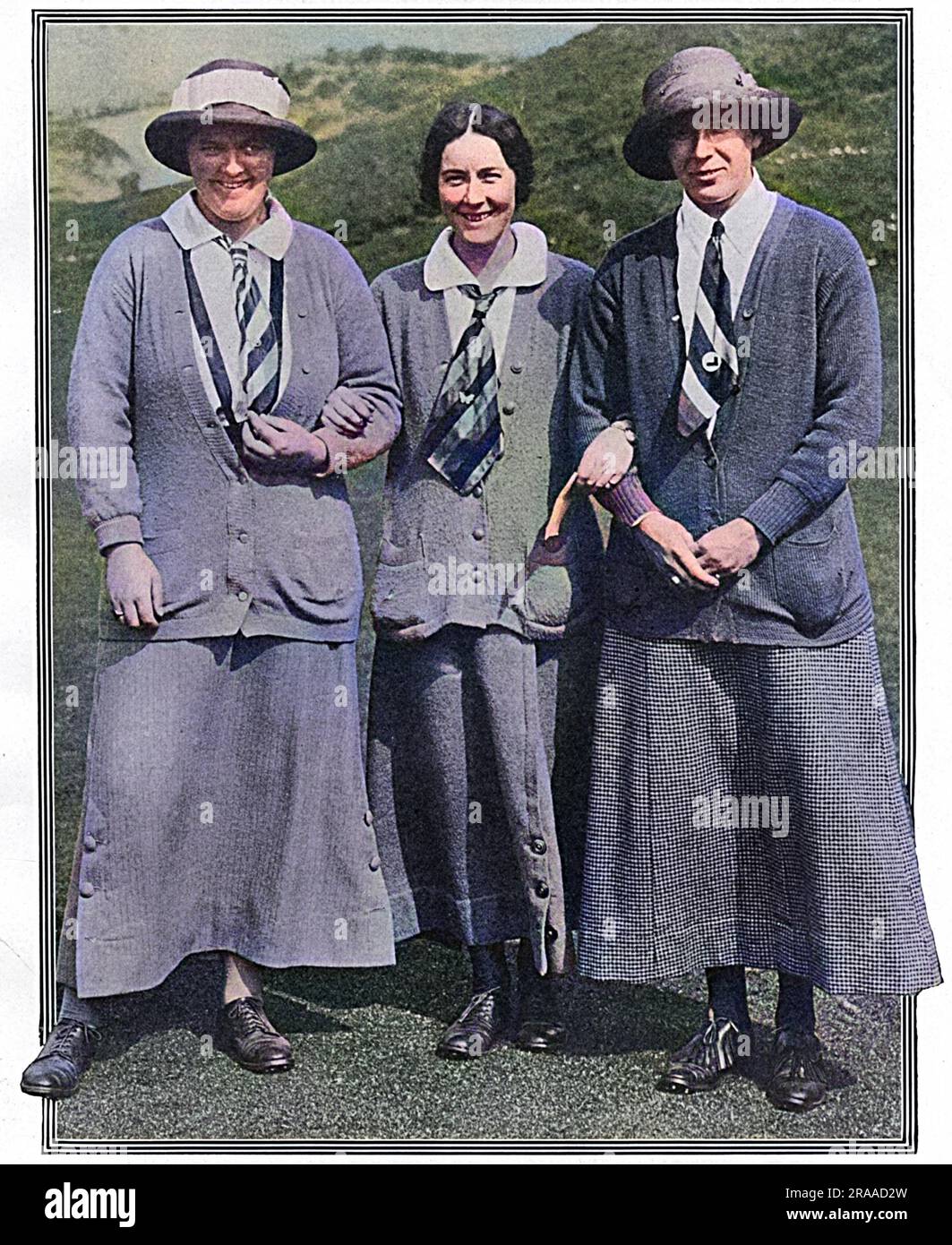 Famose golfisti femminili che hanno combattuto una strenua battaglia per il Cheshire Ladies' Championship a Wallasey nell'aprile 1914. Da sinistra a destra, Miss Gladys Ravenscroft (campione americano), Miss Muriel Dodd (campione d'Inghilterra e Canada) e Miss Doris Chambers (campione d'India). Data: 1914 Foto Stock