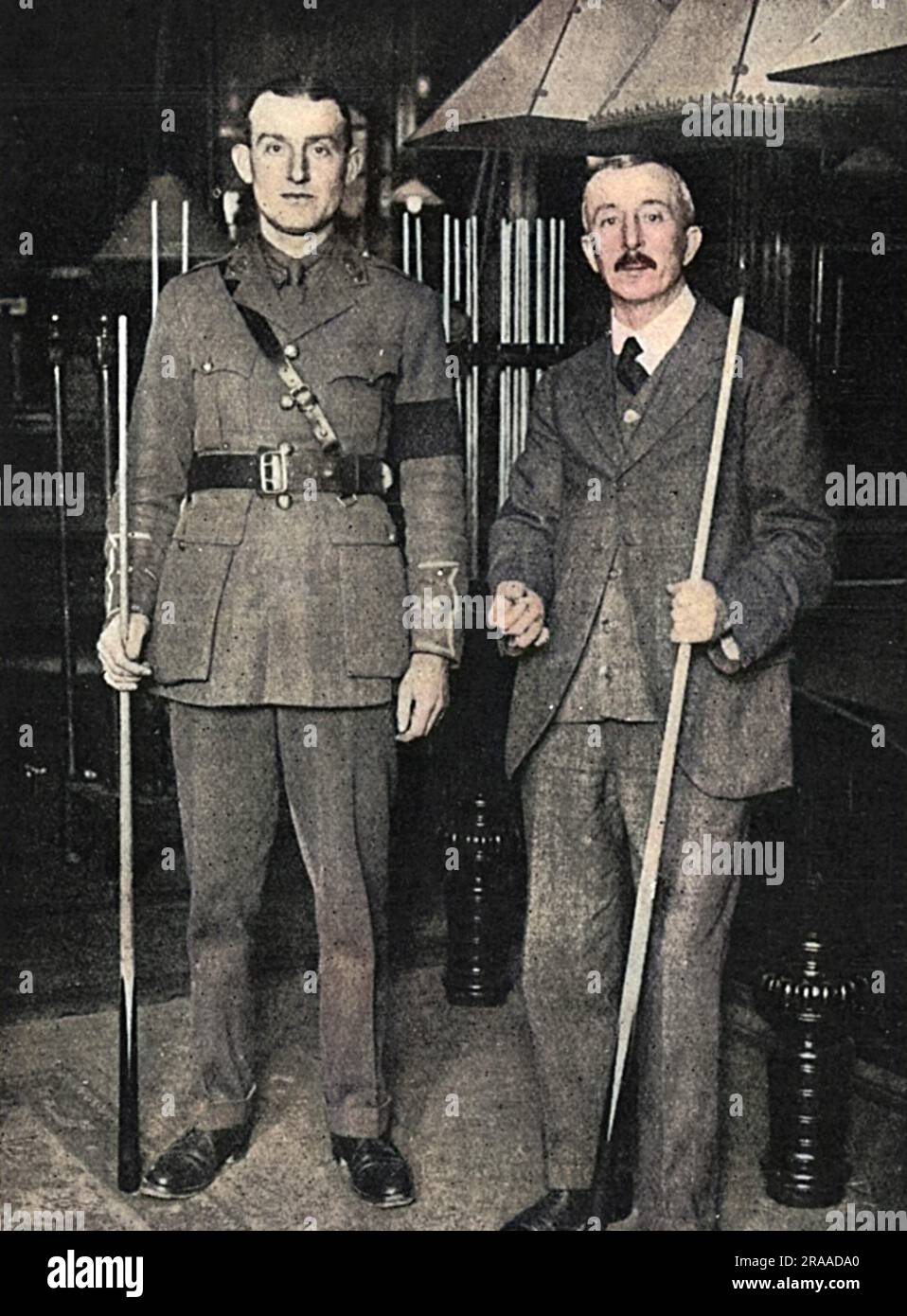 Il campione dilettante del miliardario, il tenente J. Graham Symes con il suo avversario E. S. Bourne, che ha battuto per mantenere il suo titolo nella sala d'Orme nel febbraio 1918. Data: 1918 Foto Stock