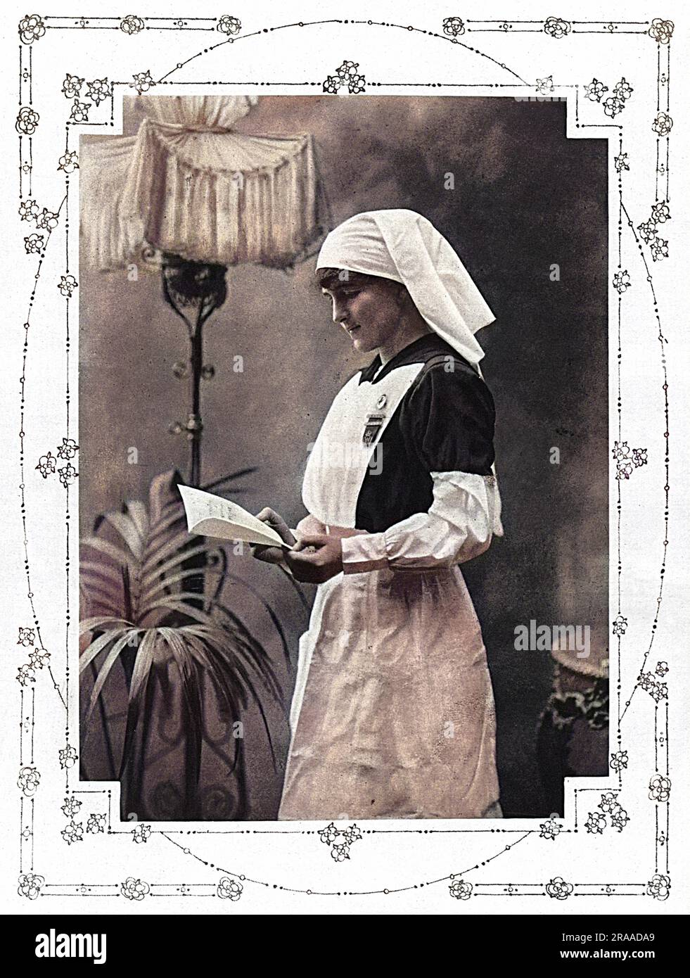 Lady (Herbert) David-Goff di Glenville, Waterford fotografata in uniforme nel 1918, quando lavorava presso la filiale di Waterford dell'Irish War Hospital Supply Depot dove venivano realizzati tutti i tipi di bende e medicazioni per ospedali militari. Prima del suo matrimonio con Sir Herbert Davis-Goff, era Miss Margaret Aimee Stewart Scott. Data: 1918 Foto Stock