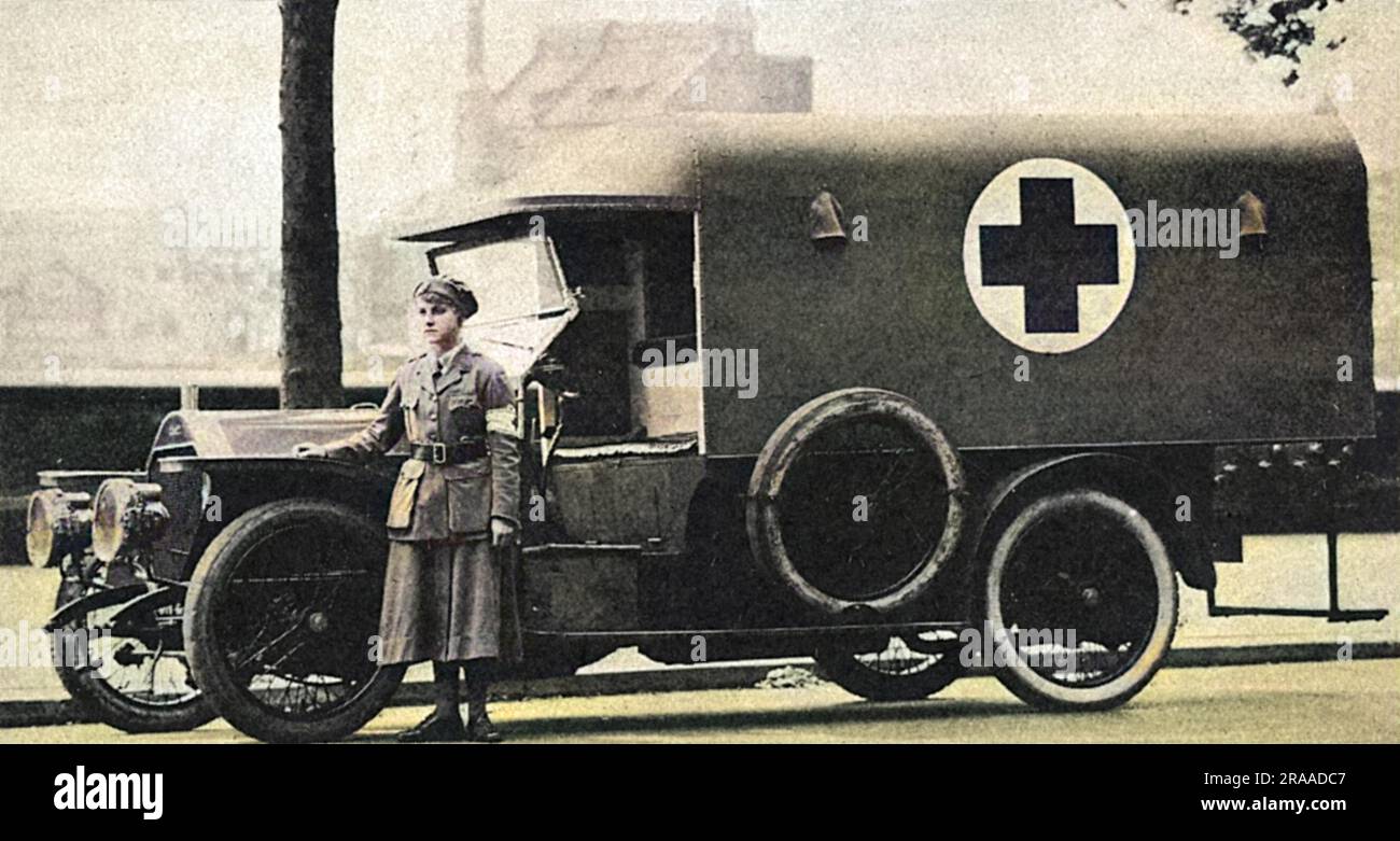 La signorina Donnett Paynter con la sua ambulanza motoria fornita da suo padre, il comandante Hugh H. Paynter, R.N. per l'uso al convoglio della FANY. La madre di Miss Paynter fondò, e per un anno, adorò al Royal Flying Corps Hospital for Officers. Data: 1917 Foto Stock