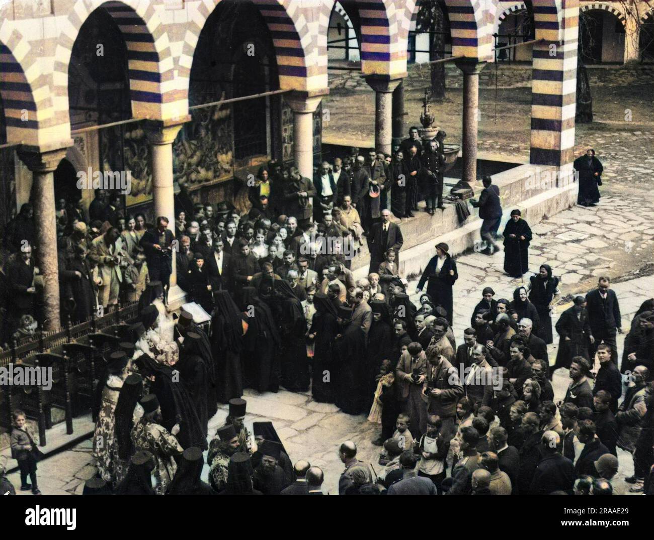 LO ZAR BORIS III DI BULGARIA partecipa al servizio pasquale presso il monastero di Rilo, 1 maggio 1932. Data: 1894 - 1943 Foto Stock