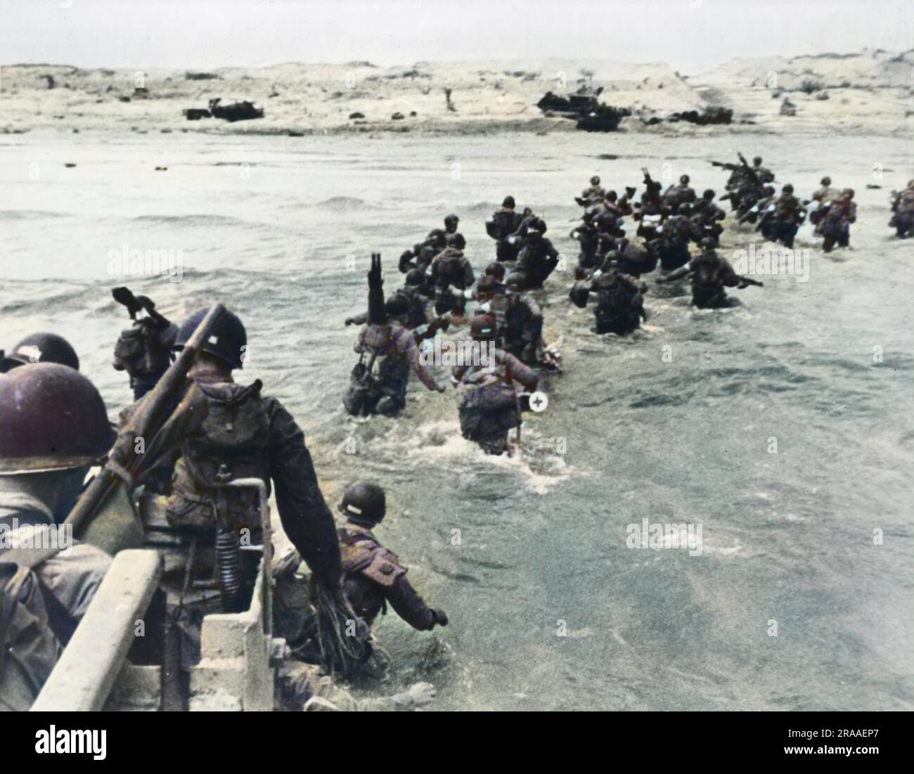 Le truppe d'assalto DEGLI STATI UNITI sbarcano. Il D-Day iniziò il 6 giugno 1944 alle 6:30 e fu condotto in due fasi d'assalto û allo sbarco aereo delle truppe alleate seguito da un assalto anfibio della fanteria. Gli sbarchi in Normandia furono le più grandi azioni anfibie di un solo giorno mai intraprese, coinvolgendo circa 400.000 militari e personale navale. Data: 6 giugno 1944 Foto Stock