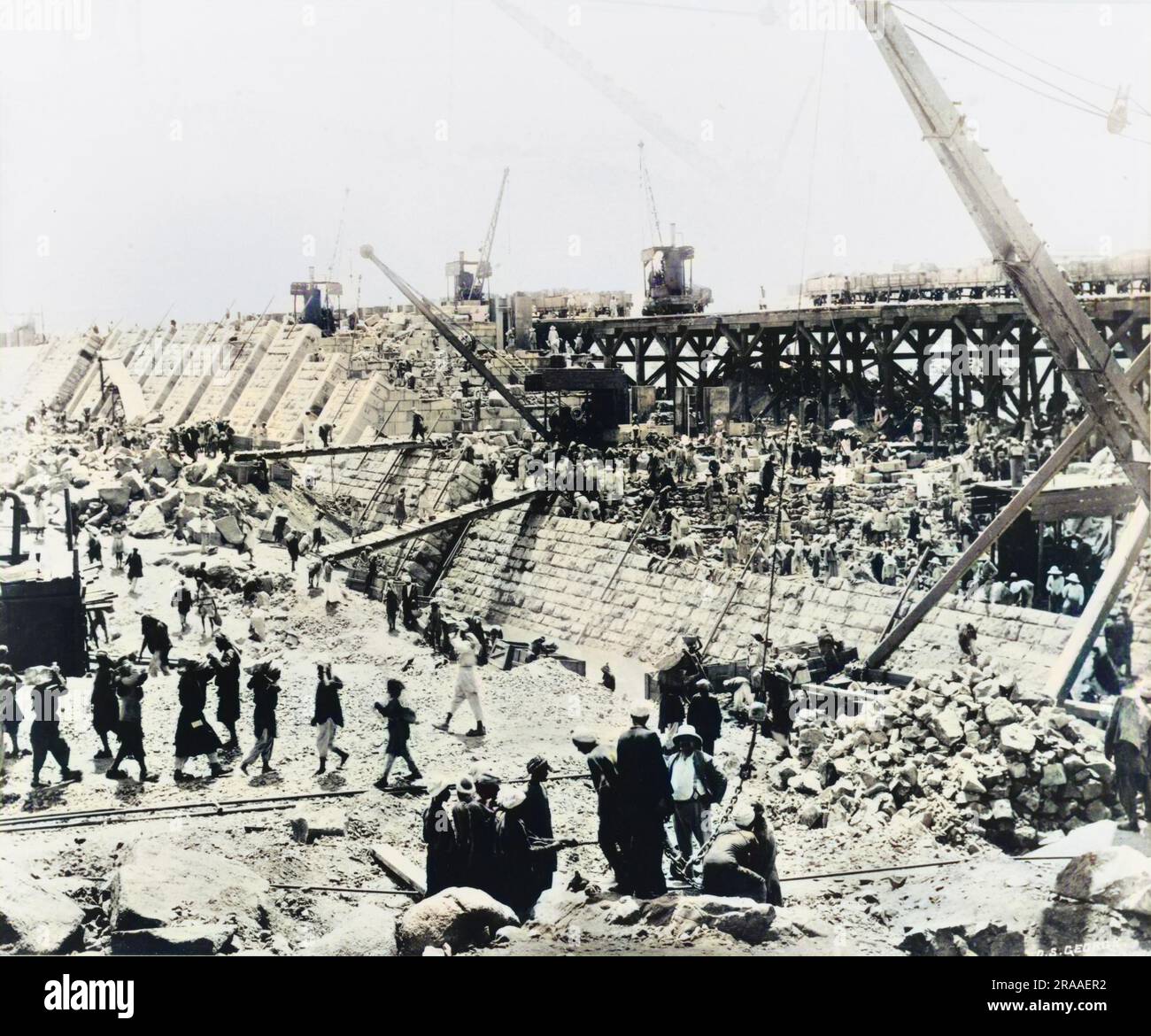 Costruzione della diga di Assuan (la vecchia o bassa diga) sul fiume Nilo in Egitto: Muratura e chiuse nel Canale occidentale. Data: 1902 Foto Stock