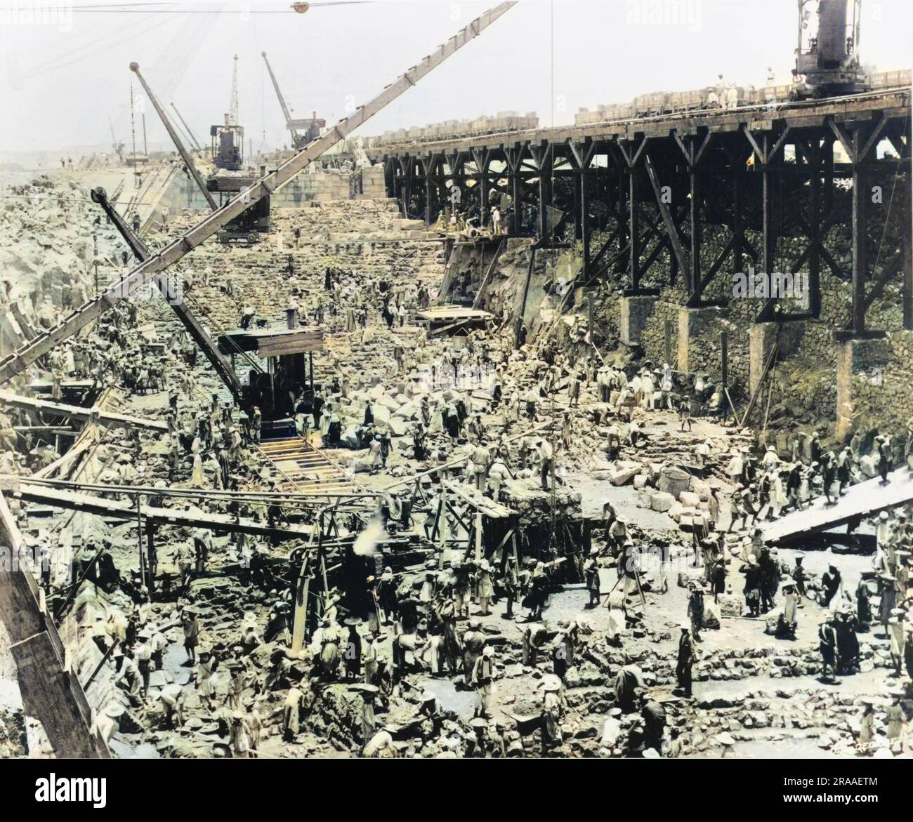 Costruzione della prima diga di Assuan (la diga bassa o vecchia) sul fiume Nilo in Egitto: Inizio muratura nel canale occidentale. Data: 1902 Foto Stock