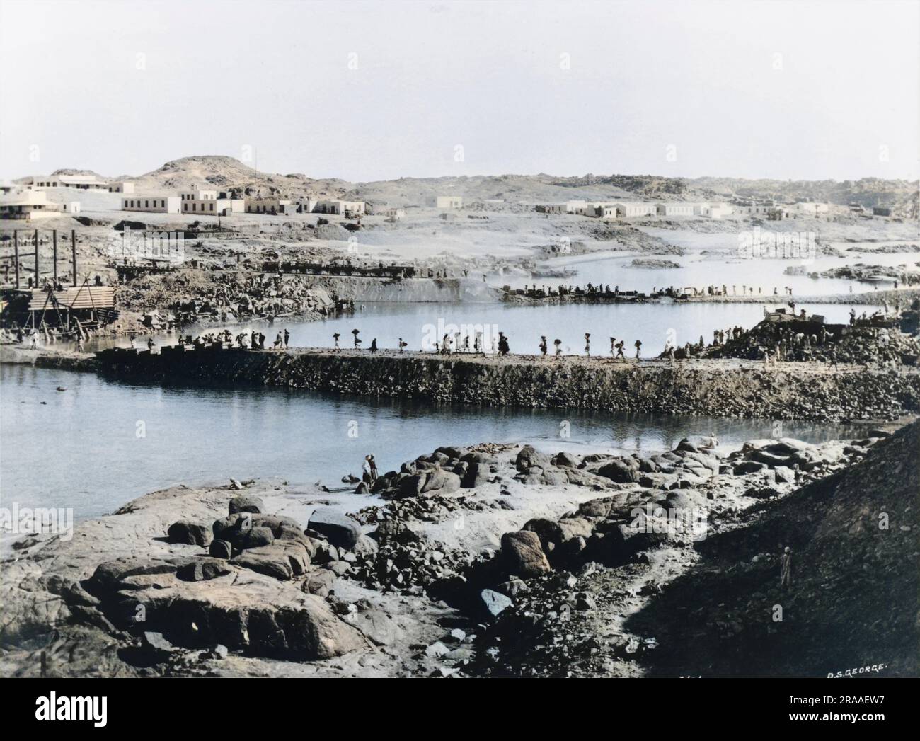 Costruire la diga di Assuan (la vecchia o bassa diga) sul Nilo in Egitto: Costruire sudds temporanei nel canale occidentale. Data: 1902 Foto Stock