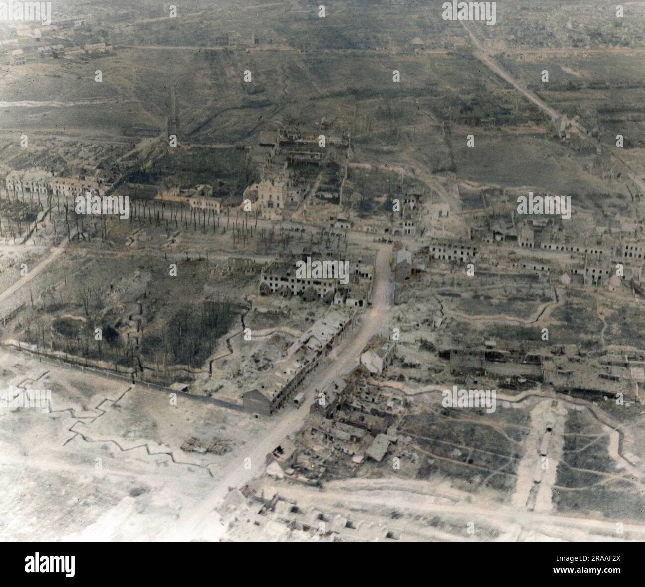 Fotografia aerea (canadese) delle rovine dei sobborghi di Arras nel nord della Francia, presa da un pallone aerostatico durante la prima guerra mondiale. Data: Nov-17 Foto Stock