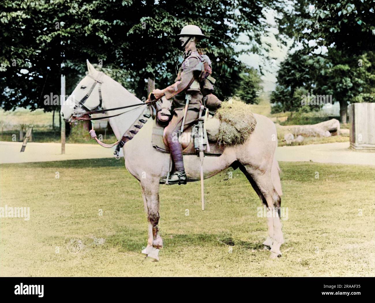 Un soldato britannico a cavallo con vari pezzi di kit (Field Service Marching Order) durante la prima guerra mondiale. Data: 1918 Foto Stock