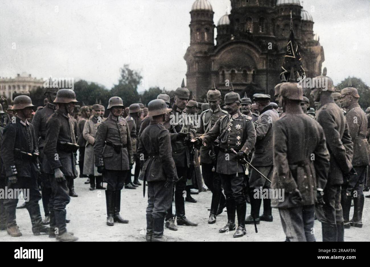 Il Kaiser Guglielmo II (1859-1941), imperatore tedesco, presentò le croci di ferro alle truppe di Varsavia, in Polonia, poco dopo che la città fu catturata dall'esercito austro-tedesco durante la prima guerra mondiale. Data: Settembre 15 Foto Stock