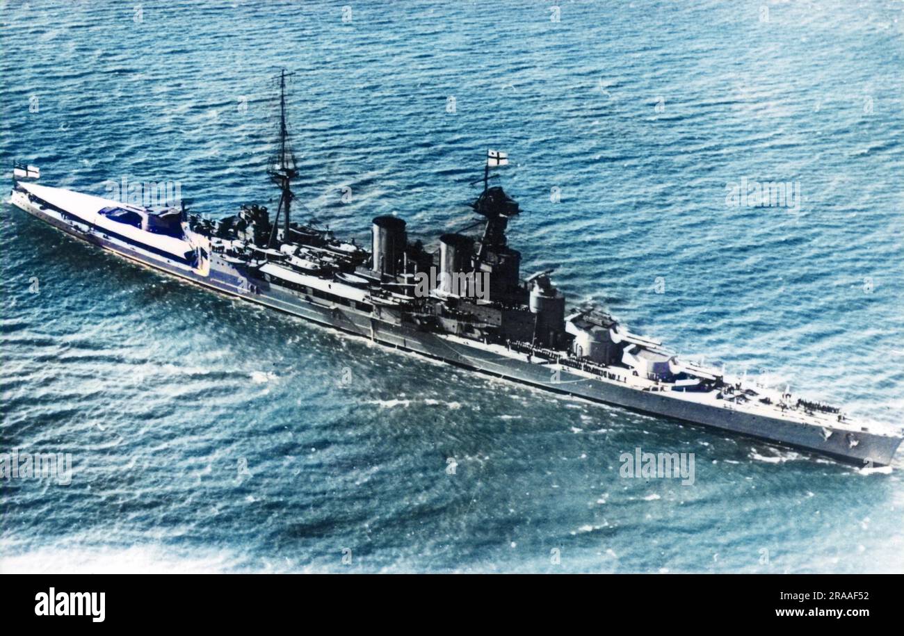 HMS Hood, un incrociatore da battaglia della classe Admiral britannica, varato nel 1918, servì prima e durante la seconda guerra mondiale, affondato il 24 maggio 1941. Visto qui dall'alto. Data: XX secolo Foto Stock