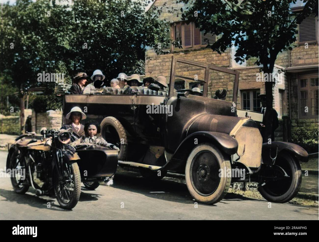 Persone in un carro e un sidecar moto, pronti a partire per un viaggio in una giornata di sole. Foto Stock