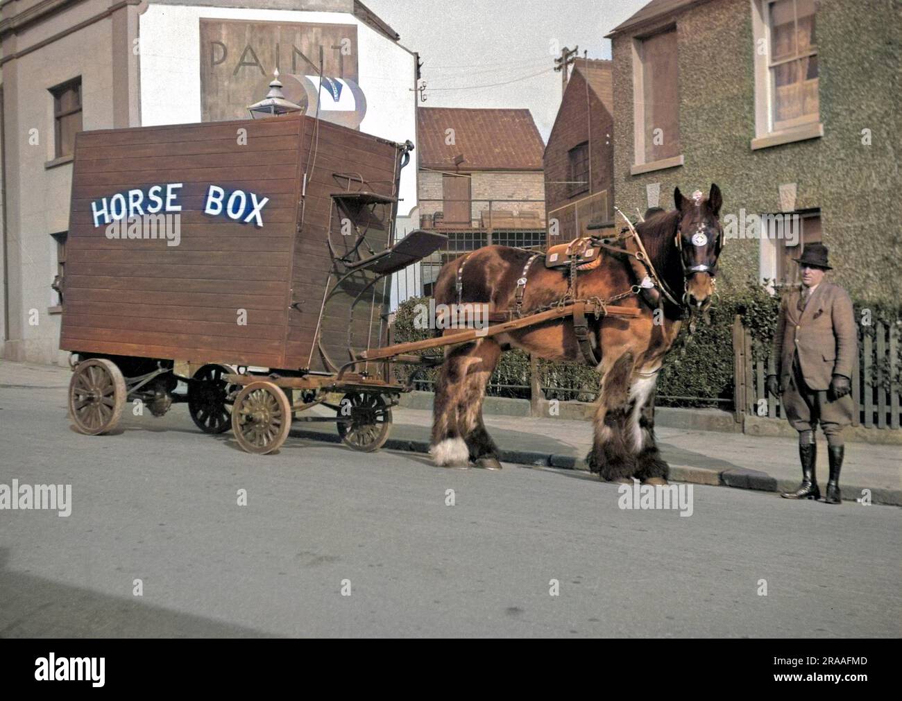 Una scatola di cavallo trainata da cavalli su una strada, con un uomo in carica che indossa dei jodphurs. Foto Stock