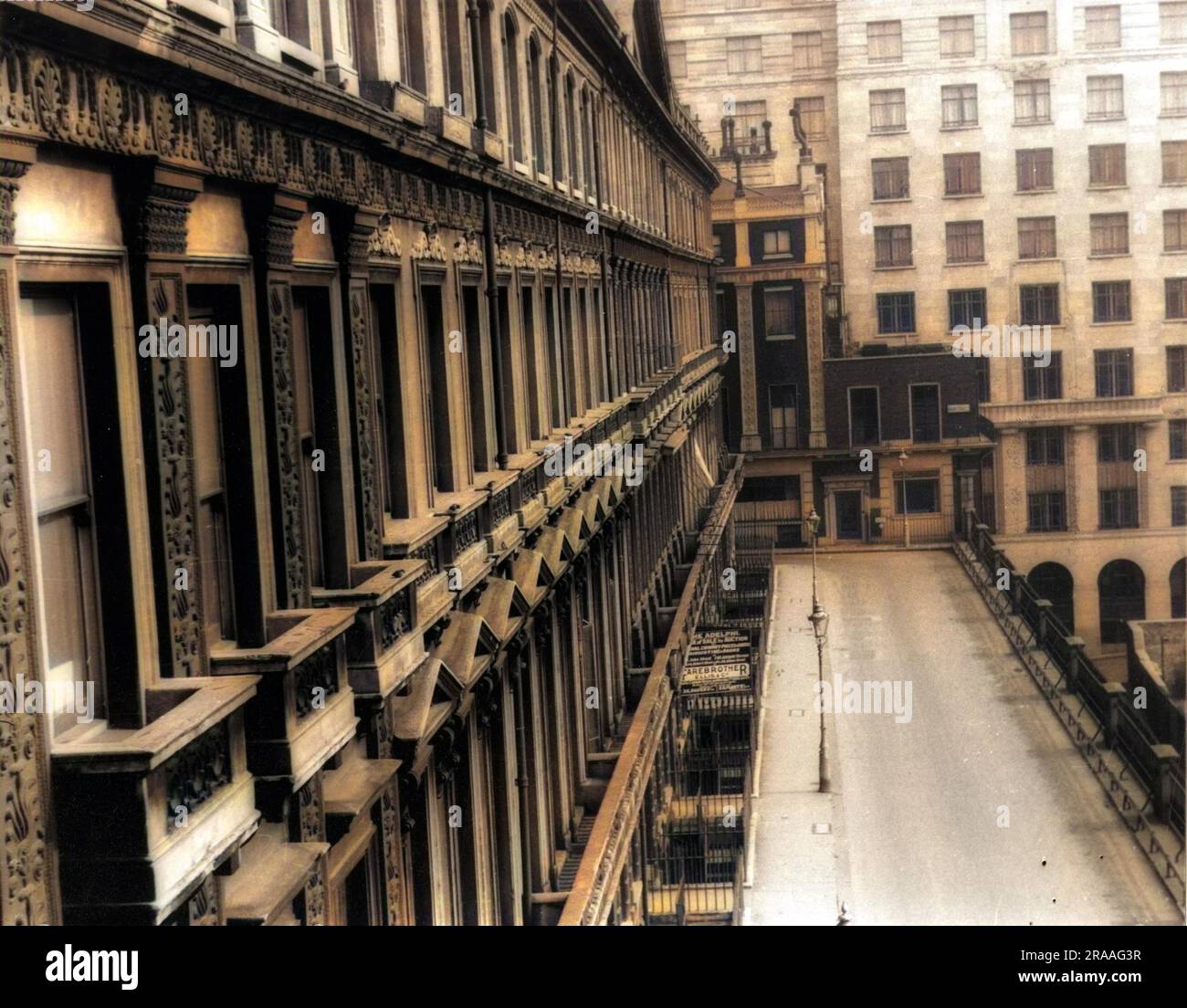 Adelphi Terrace a Londra prima della demolizione degli Adelphi Buildings, una fila di case a terrazza neoclassiche costruite dagli Adam Brothers tra il 1768 e il 1772, nei primi anni '1930 Data: Anni '1930 Foto Stock