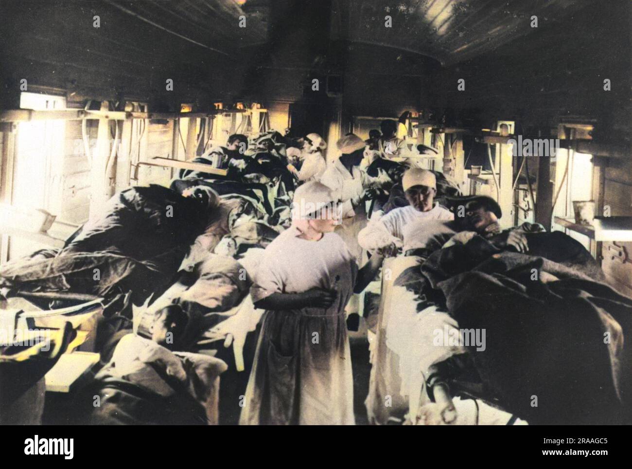 Un russo treno essendo utilizzato come un ospedale temporaneo specializzato nel trattamento di pazienti affetti da febbre tifoide. Data: 1920 Foto Stock