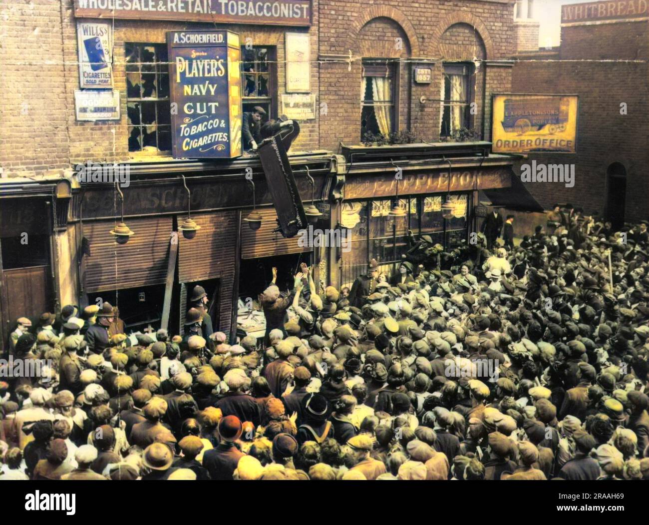 Le rivolte anti-tedesche della Lusitania di Chrisp Street e irrompono al negozio di tabacco e sigari A. Schoenfelds, Poplar, all'estremità est di Londra. Data: 1915 Foto Stock