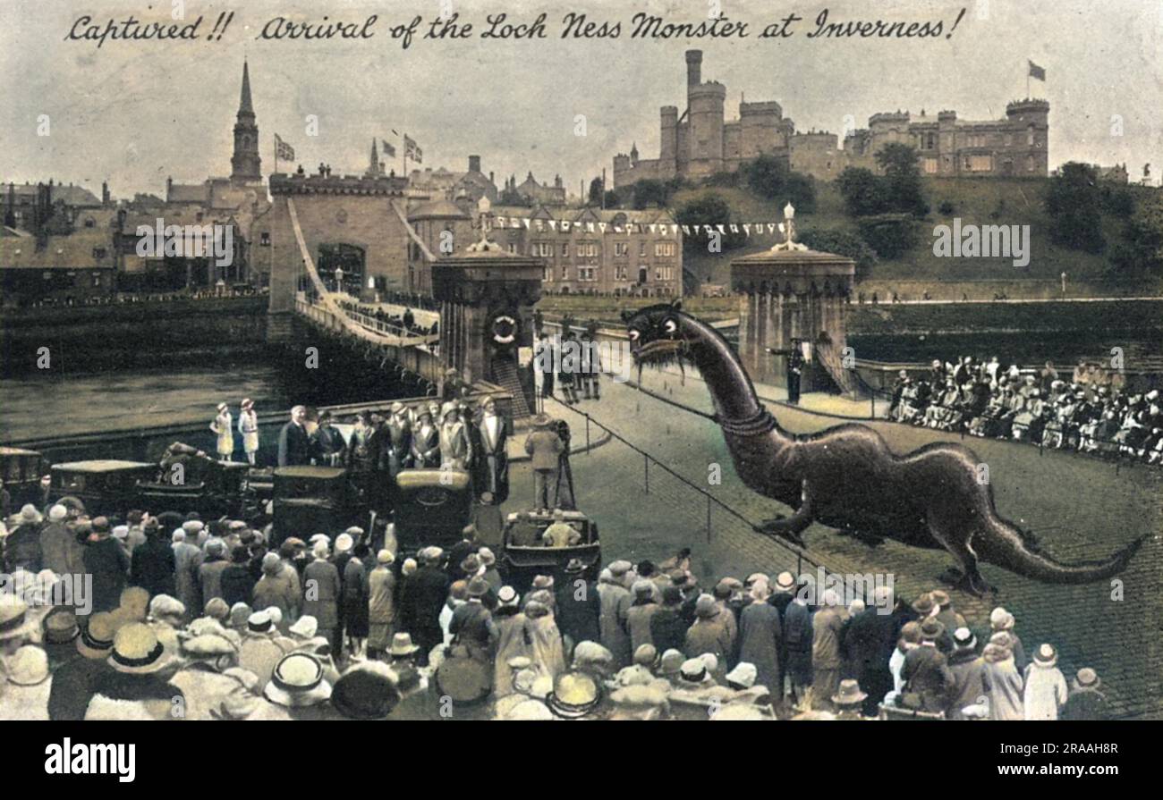 Accattivante! L'arrivo del mostro di Loch Ness a Inverness! Data: 1960 Foto Stock