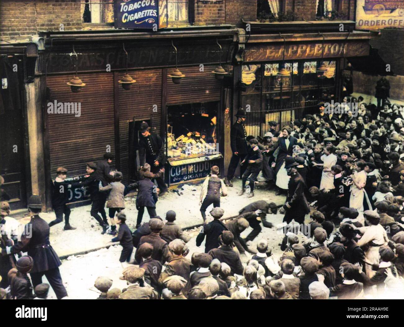 Le rivolte anti-tedesche della Lusitania di Chrisp Street e irrompono al negozio di tabacco e sigari A. Schoenfelds a Poplar, all'estremità orientale di Londra. Data: 1915 Foto Stock
