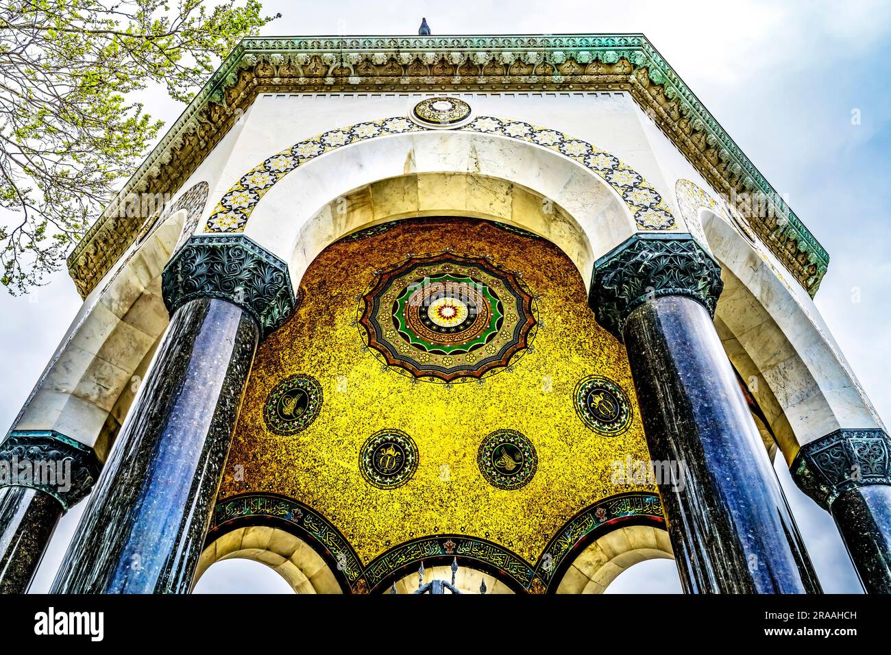 Il colorato Kaiser Wilhelm German Octaganol Domed Fountain Pavilion Ippodromo di Costantinopoli Istanbul Turchia. Costruito nel 1900 per celebrare la visita del Kaiser Foto Stock