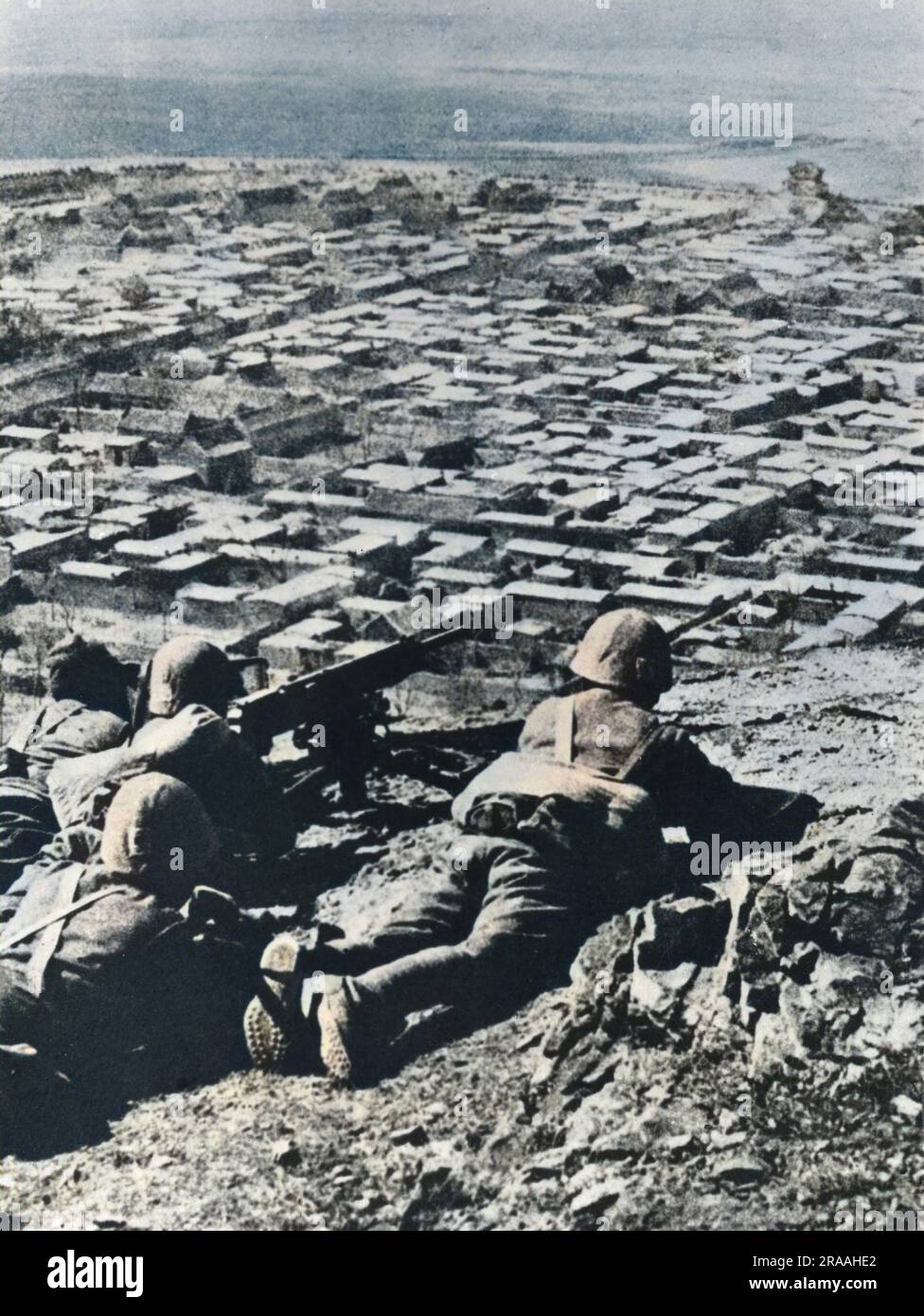 Durante la loro invasione della Cina, le mitragliatrici giapponesi occupano una posizione che domina una città (Kasho?) Data: 1937-1945 Foto Stock