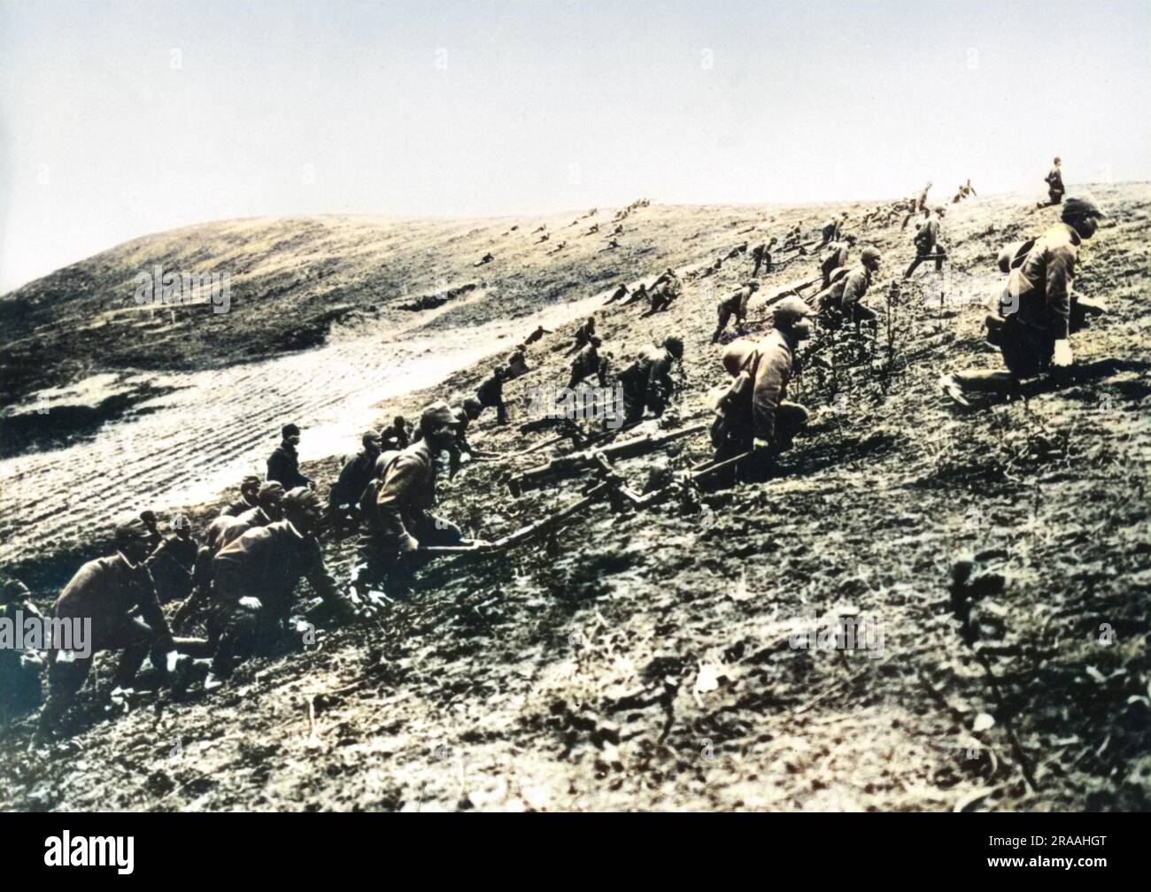 Le truppe giapponesi avanzano su un pendio durante l'invasione della Cina Data: 1937-1945 Foto Stock