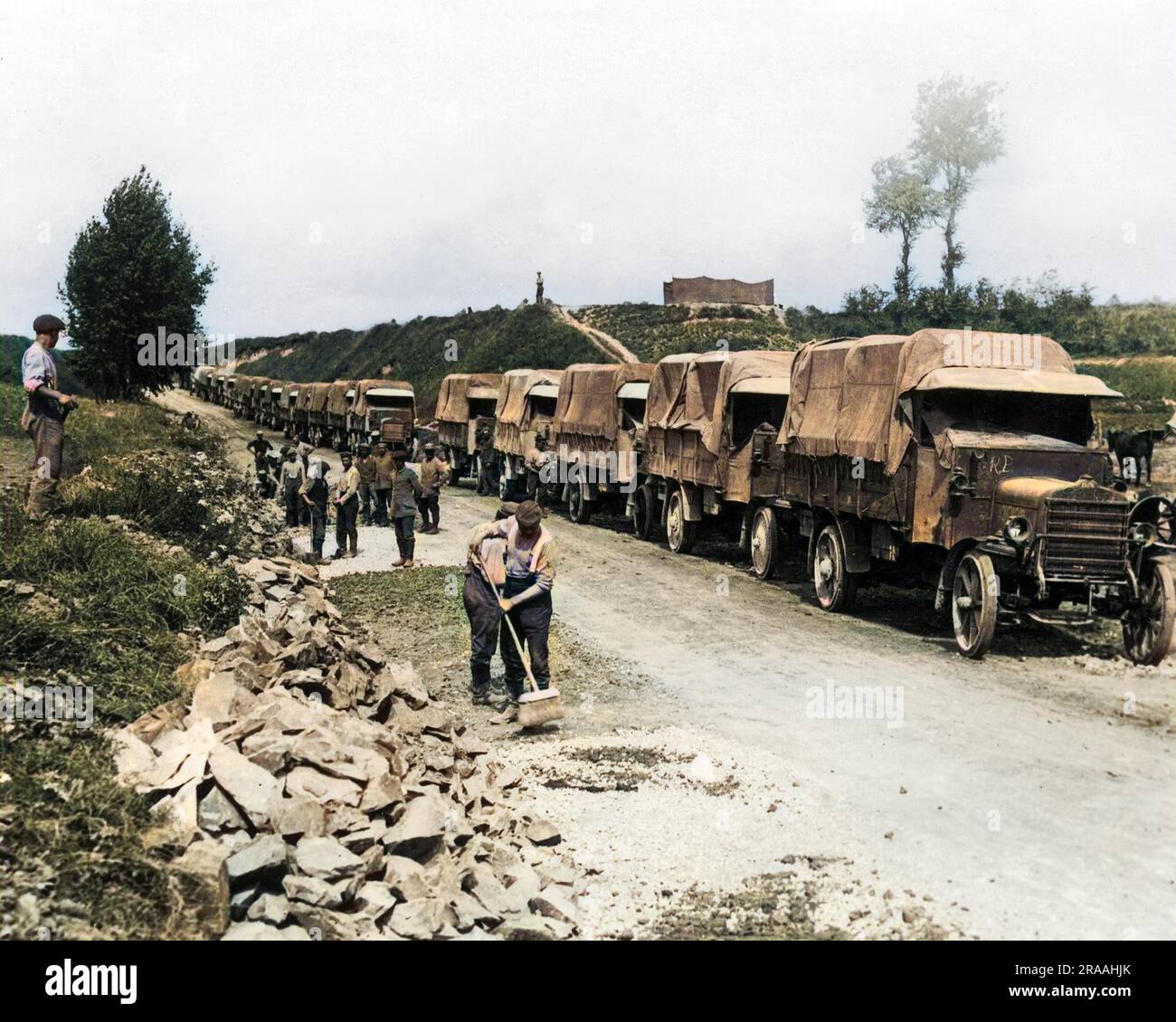 Camion britannici su una strada vicino alla somme, fronte occidentale, prima guerra mondiale. Data: Circa 1916 Foto Stock