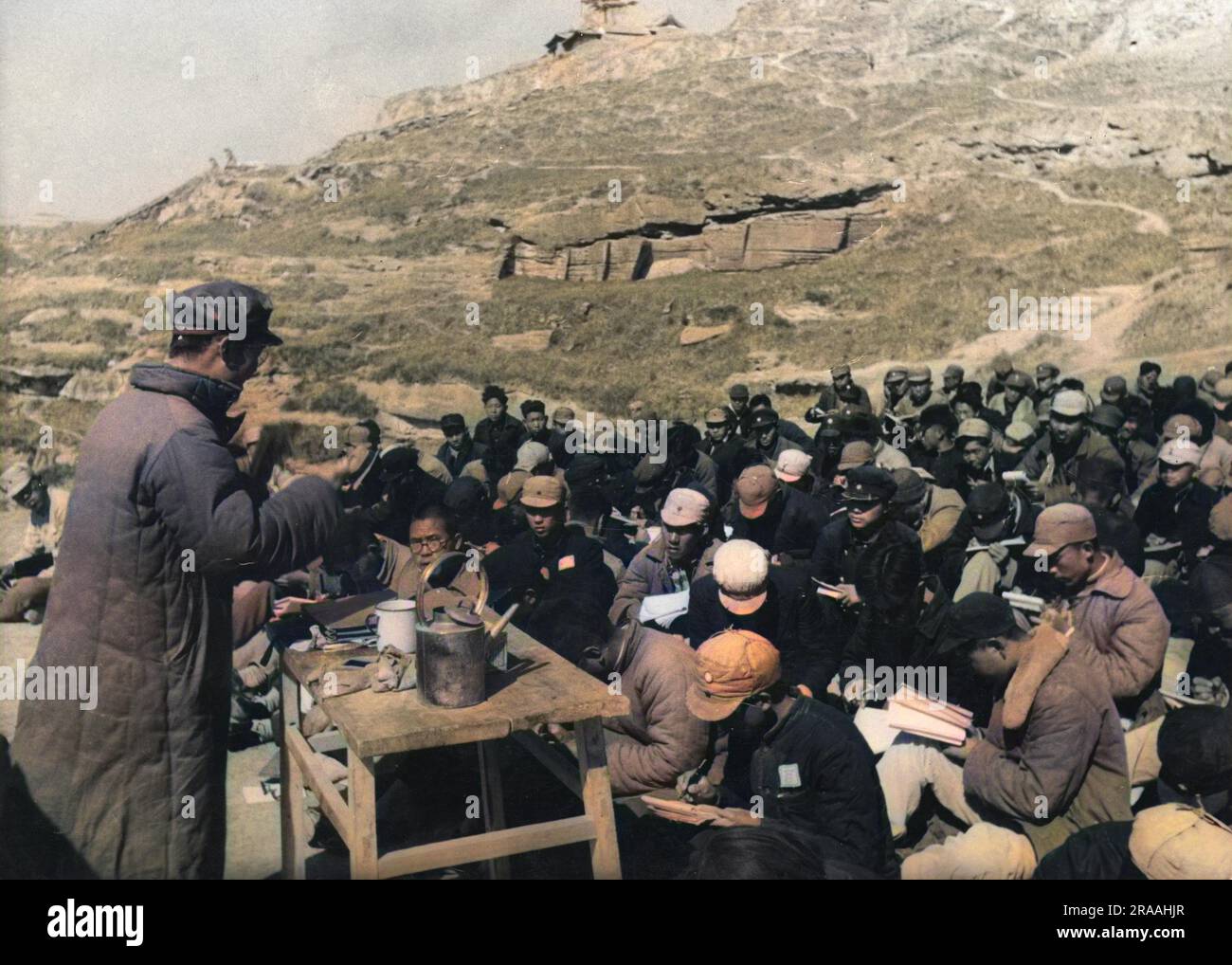 I comunisti cinesi si prendono una pausa per studiare durante la lunga marcia, una ritirata militare per evitare la cattura da parte delle forze del Partito nazionalista Data: 1934 - 1935 Foto Stock
