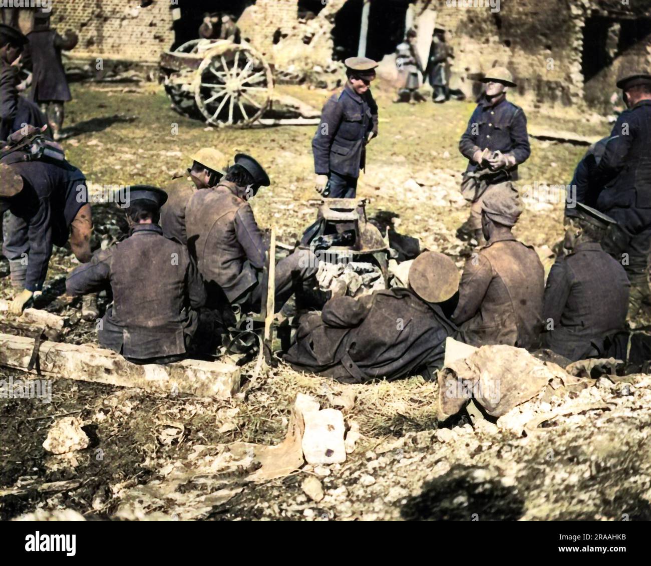 Soldati britannici seduti intorno a un fuoco durante il freddo sul fronte occidentale in Francia durante la prima guerra mondiale. Data: Circa 1916 Foto Stock