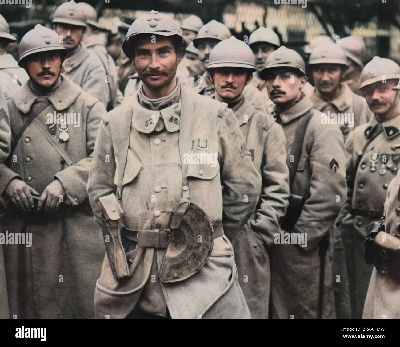 Un gruppo di soldati francesi che sono usciti direttamente dalle trincee per ricevere medaglie britanniche sul fronte occidentale durante la prima guerra mondiale. Data: Circa 1916 Foto Stock