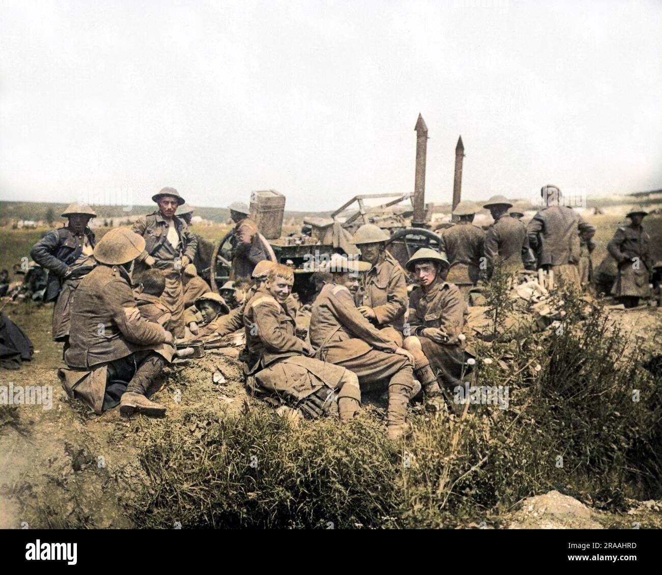 I soldati del Black Watch fanno colazione dopo aver consegnato un contrattacco sul fronte occidentale durante la prima guerra mondiale. Data: Circa 1916 Foto Stock