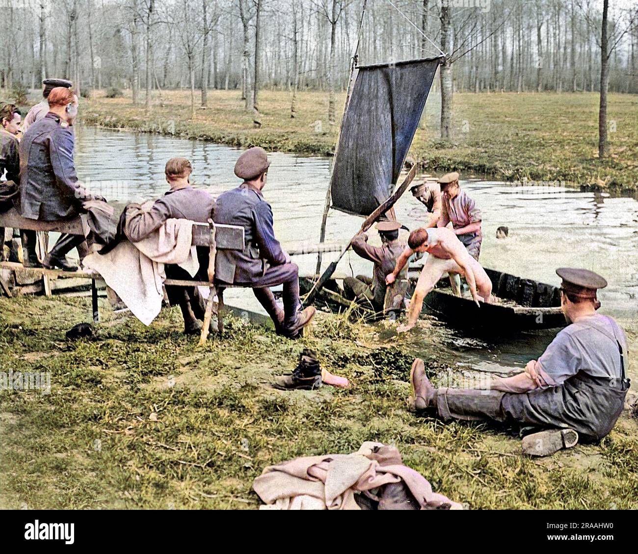 Soldati britannici che navigano su un fiume durante una pausa di riposo sul fronte occidentale in Francia, prima guerra mondiale. Data: Circa 1916 Foto Stock