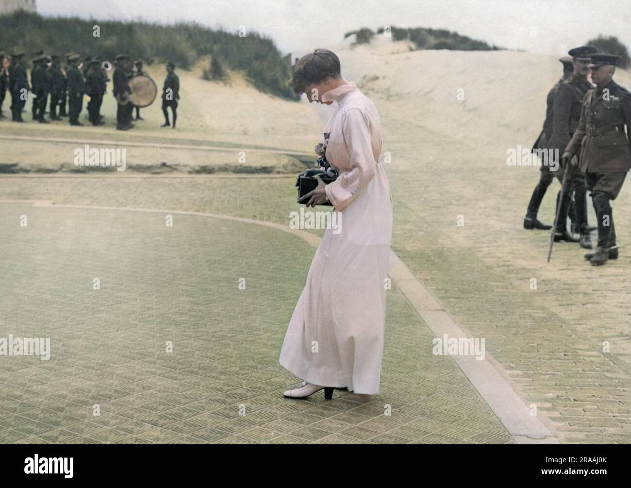 La regina Elisabetta del Belgio fotografa una presentazione di decorazioni agli ufficiali belgi da parte di re Giorgio V sul fronte occidentale in Francia durante la prima guerra mondiale. Data: Circa 1916 Foto Stock