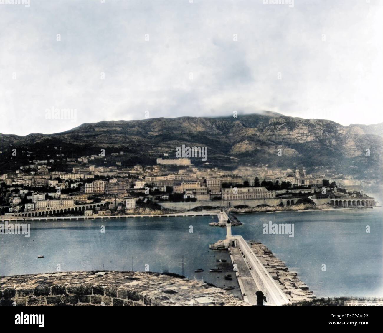 Vista di una città lungo il fiume in Francia durante la prima guerra mondiale. Data: Circa 1918 Foto Stock