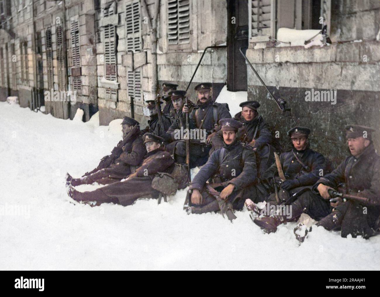 Mitraglieri britannici seduti in un gruppo sulla neve, vicino al fronte occidentale durante la prima guerra mondiale. Data: Circa 1916 Foto Stock