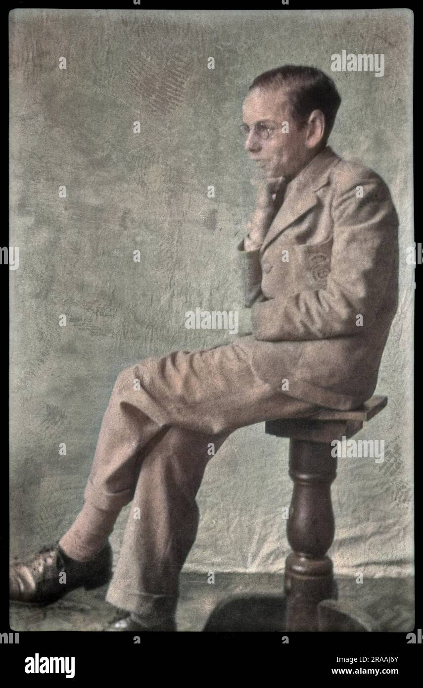 Uomo con un vestito intelligente, seduto su uno sgabello. Data: XX secolo Foto Stock