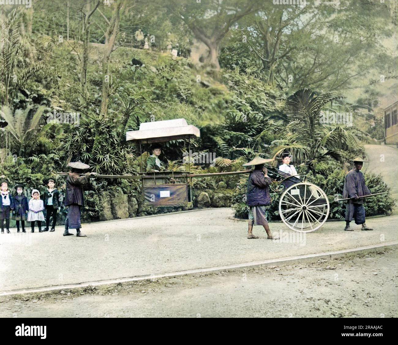 Donna occidentale in sedia portante, Hong Kong, Cina. Un'altra donna occidentale siede in un risciò (a destra), e quattro bambini occidentali stanno guardando (a sinistra). Data: Circa 1890 Foto Stock